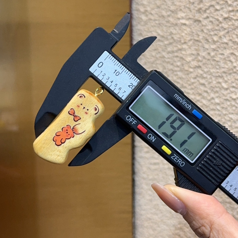 DIY ékszerkiegészítők: szantálfa medve alakú medál, kézzel készített, tükrös felület