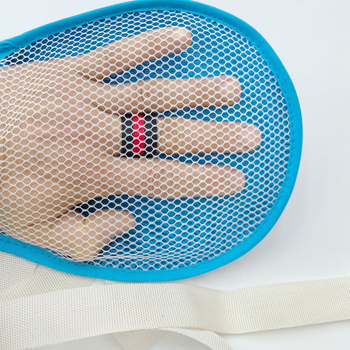 Kétoldalas hálós bélésű kesztyű poliészter alapanyagból, karcolás elleni és húzás elleni védelemmel, kézre