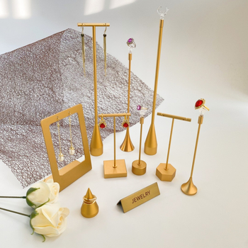 Suport de afișare pentru bijuterii din metal – construcție metalică, primăvara 2024, stil avansat