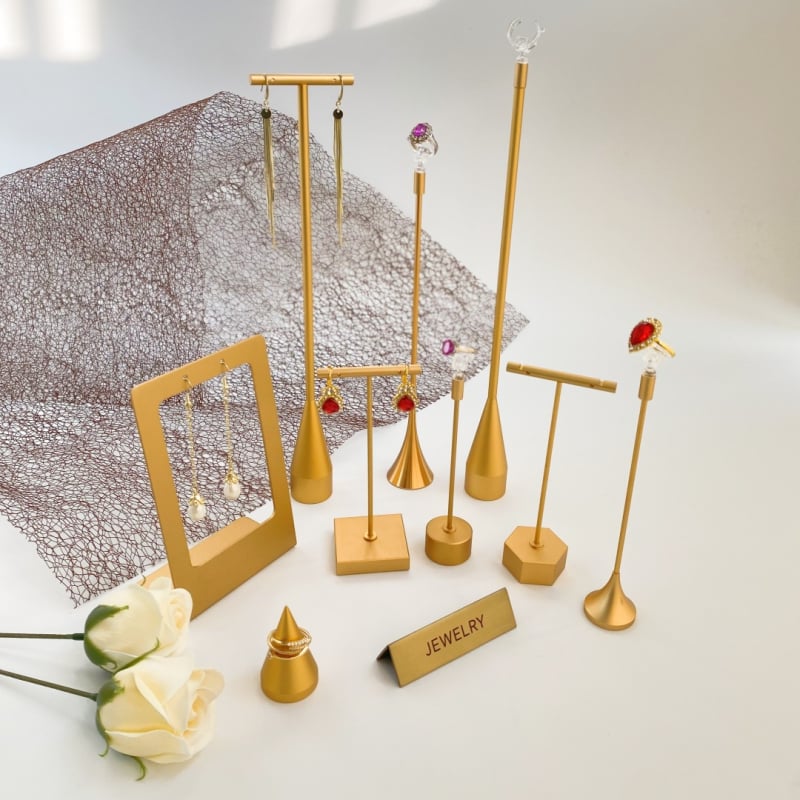 Suport de afișare pentru bijuterii din metal – construcție metalică, primăvara 2024, stil avansat
