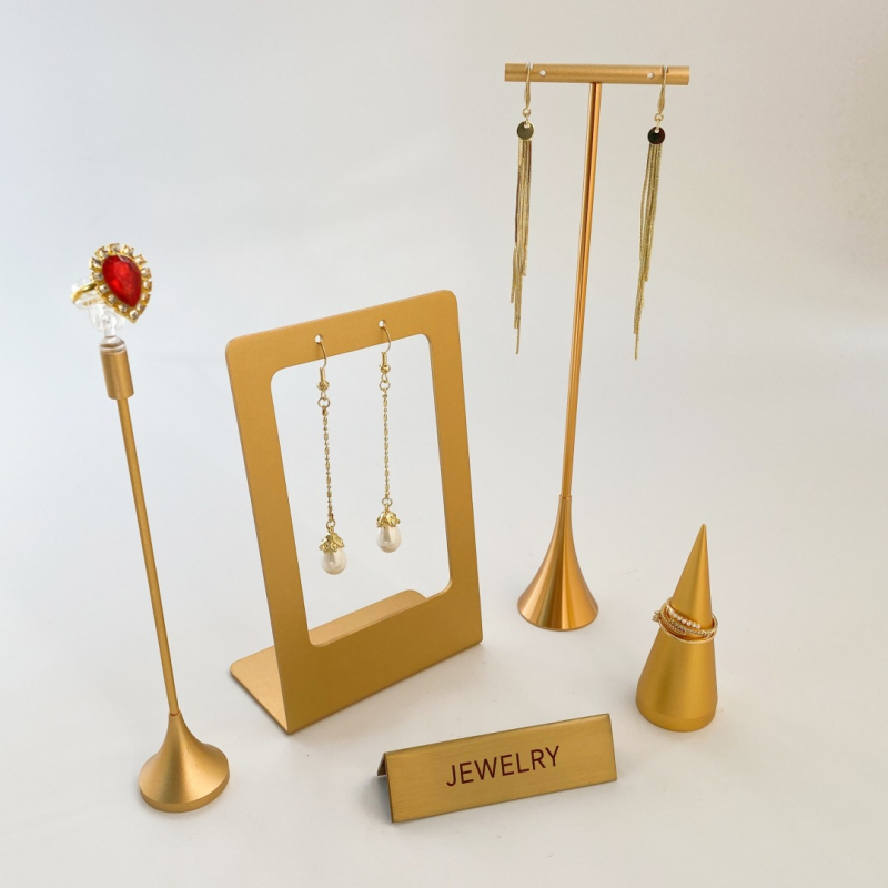 Suport de afișare pentru bijuterii din metal – construcție metalică, primăvara 2024, stil avansat