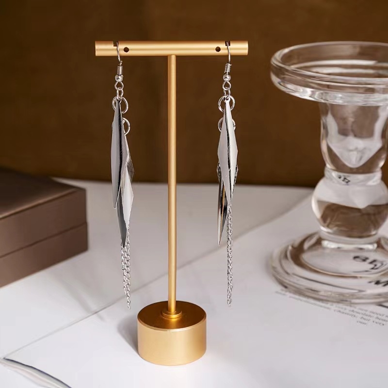 Suport de afișare pentru bijuterii din metal – construcție metalică, primăvara 2024, stil avansat