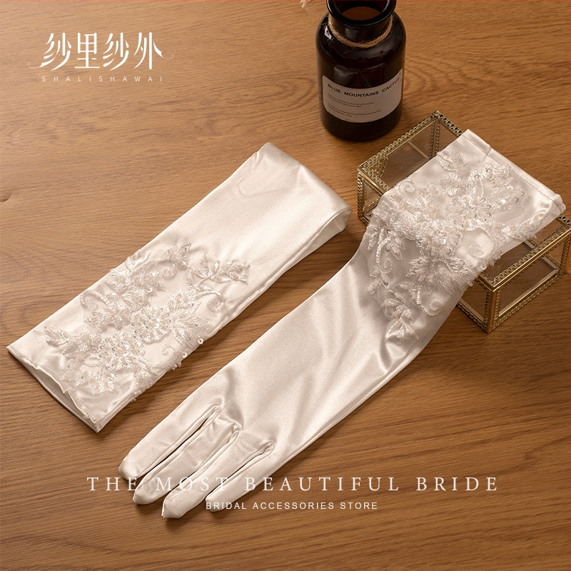 Сатенени средно дълги сватбени ръкавички, ръчно изработени с мъниста и бродерия – елегантни булчински аксесоари