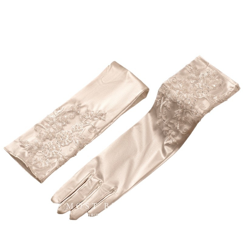 Mănuși de nuntă din satin, medii ca lungime, croite manual cu mărgele și broderie – accesorii elegante pentru mireasă