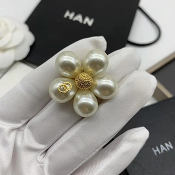 Bros kitűző: réz alapú, aranyozott berakás mesterséges kövekkel, kristály, női stílus