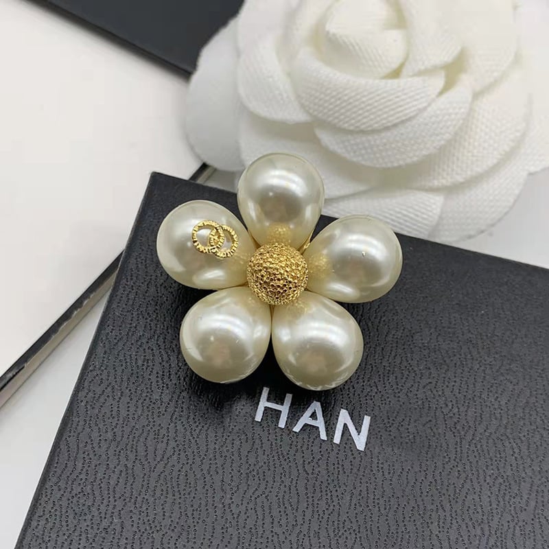 Bros kitűző: réz alapú, aranyozott berakás mesterséges kövekkel, kristály, női stílus