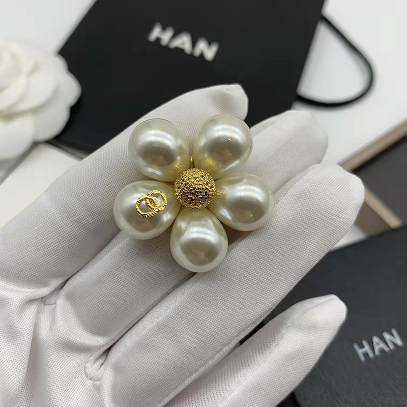 Bros kitűző: réz alapú, aranyozott berakás mesterséges kövekkel, kristály, női stílus