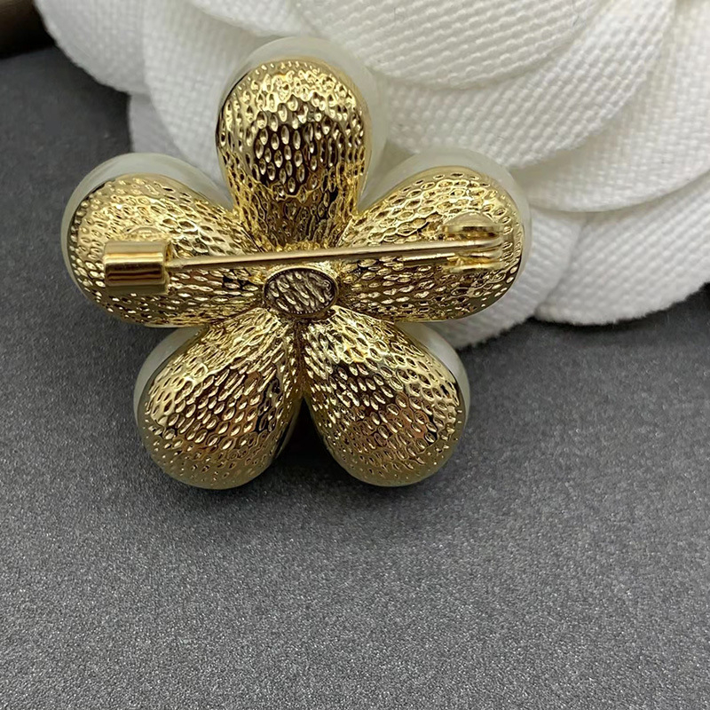 Bros kitűző: réz alapú, aranyozott berakás mesterséges kövekkel, kristály, női stílus