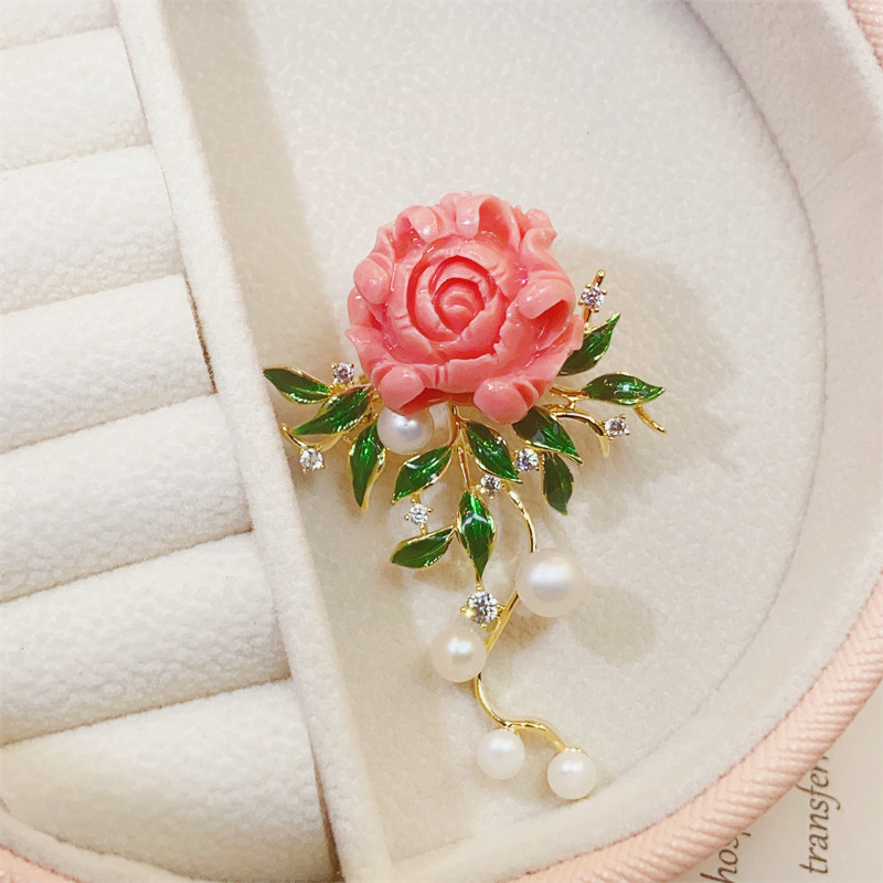 Broșă din cupru cu floare de bujor, perlă naturală, placare electrogalvanică – pentru haine de femei