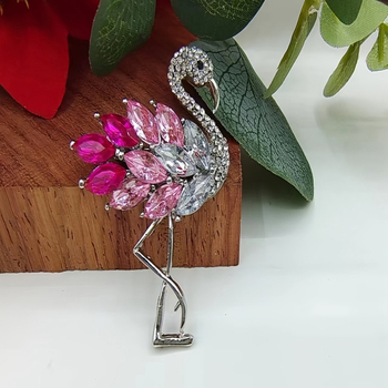 Flamingó alakú kitűző, 18K aranyozott cinkötvözet, ötvözetbe ágyazott mesterséges kövekkel, Hercegnő sorozat
