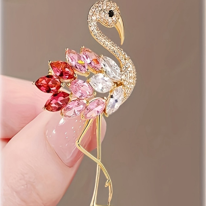 Flamingó alakú kitűző, 18K aranyozott cinkötvözet, ötvözetbe ágyazott mesterséges kövekkel, Hercegnő sorozat