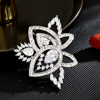 Medenkasta cvjetna broš za ženske sakoe s dijamantnom završnicom, jesen 2024