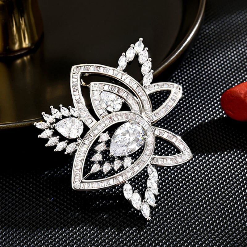 Medenkasta cvjetna broš za ženske sakoe s dijamantnom završnicom, jesen 2024