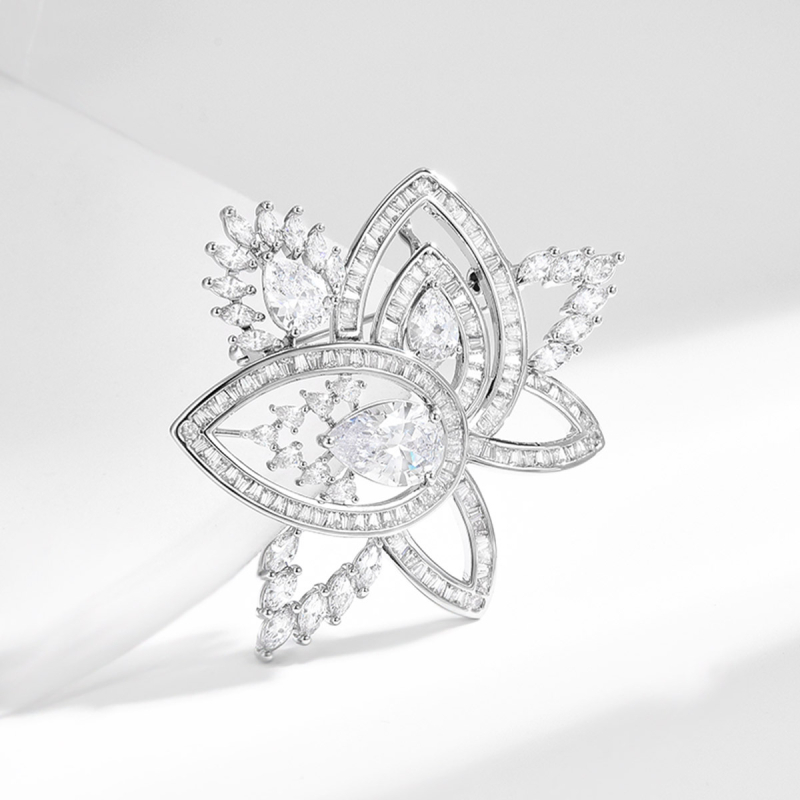 Medenkasta cvjetna broš za ženske sakoe s dijamantnom završnicom, jesen 2024