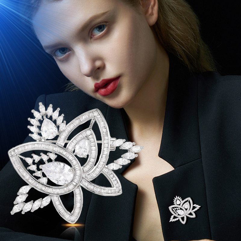 Medenkasta cvjetna broš za ženske sakoe s dijamantnom završnicom, jesen 2024