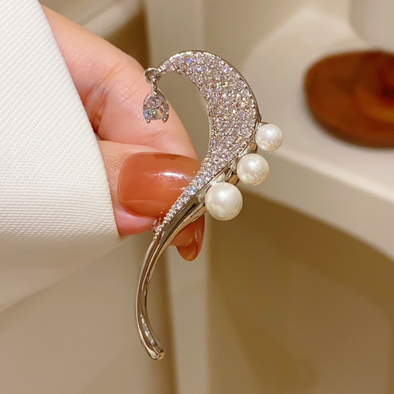 Bakrena broš u obliku cvijeta s dijamantnim završetkom i metalnim premazom, korejskog stila – elegantan pin za kaput