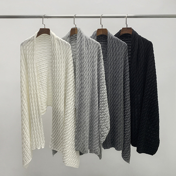 Σάλι από μαλλί με τρισδιάστατη υφή πλέξης σε πλεξούδες, ευρύ και μακρύ για φθινόπωρο–χειμώνα, Χειμώνας 2025