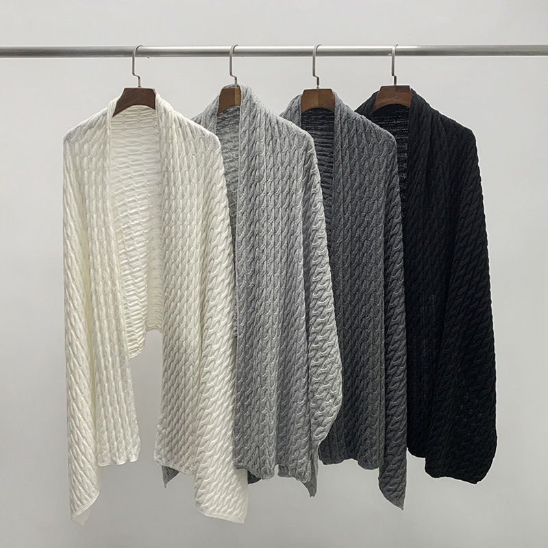 Σάλι από μαλλί με τρισδιάστατη υφή πλέξης σε πλεξούδες, ευρύ και μακρύ για φθινόπωρο–χειμώνα, Χειμώνας 2025