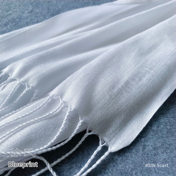 Μαλλινο κασκόλ με φούντες (Υλικό: Μαλλί; Εποχές: Άνοιξη και Φθινόπωρο; Κυκλοφόρηση: Φθινόπωρο 2024)