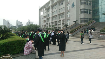 Унисекс академична роба с драпирана тъкан и шалкова яка, найлон