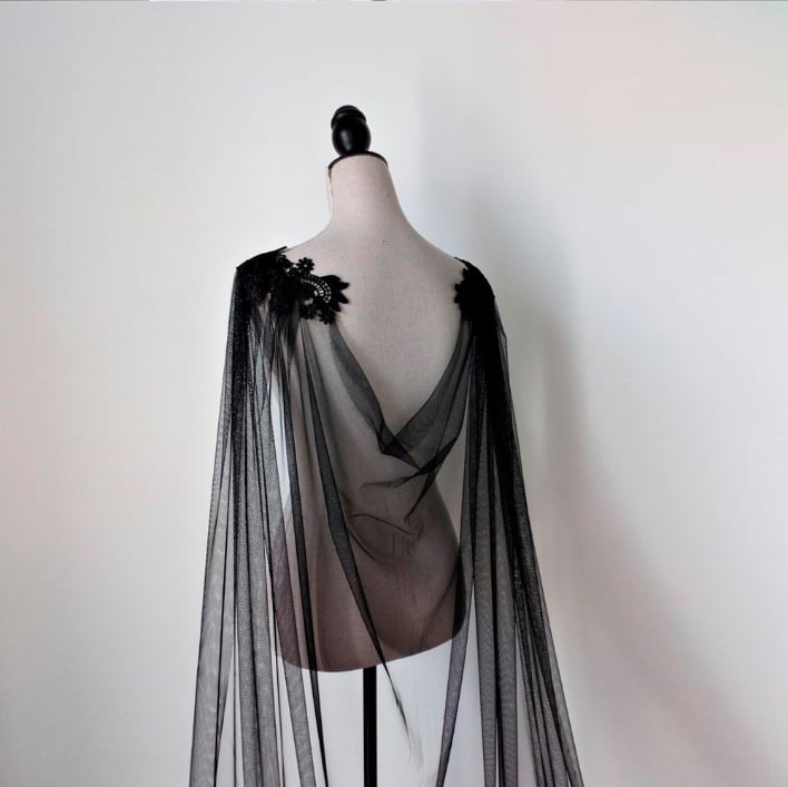 Сватбен шал от полиестерни нишки, warp knitting, кариран модел, украса, тай-дей боядисване