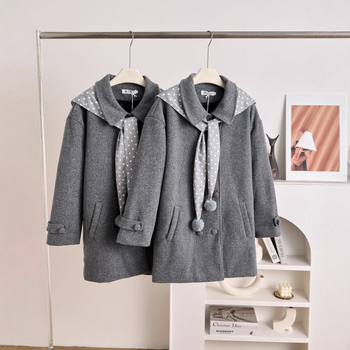 Dāmu mēteļa ar polka dot rakstu, polo apkakle, vidēja garuma, poliesters, taisns siluets