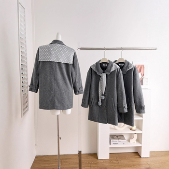 Dāmu mēteļa ar polka dot rakstu, polo apkakle, vidēja garuma, poliesters, taisns siluets