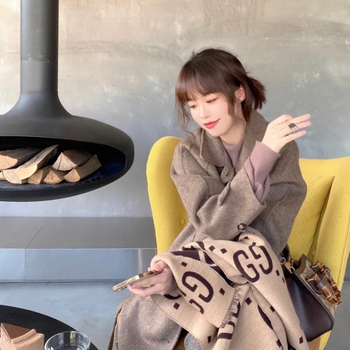 Дамски двустранен шал от вълно-смесена материя, удебелен, с пискюли, за есенно-зимен сезон