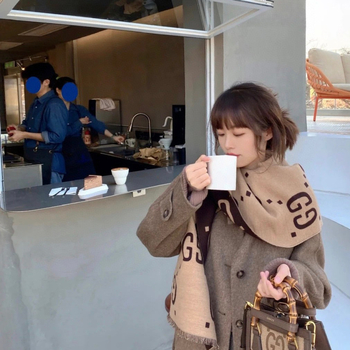 Дамски двустранен шал от вълно-смесена материя, удебелен, с пискюли, за есенно-зимен сезон