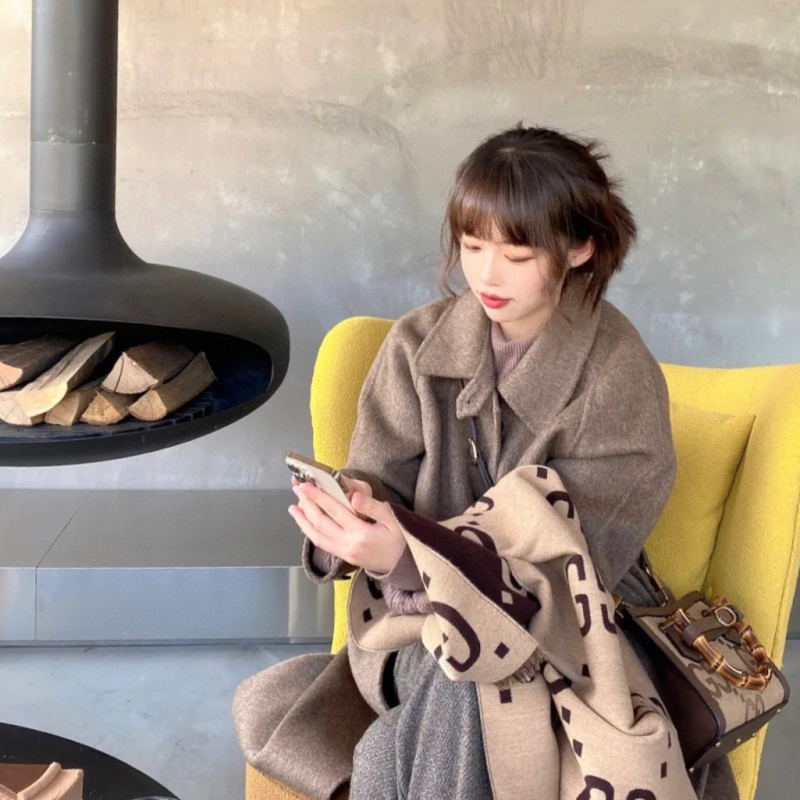 Дамски двустранен шал от вълно-смесена материя, удебелен, с пискюли, за есенно-зимен сезон