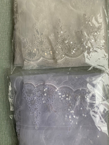 Két rétegű flitteres csipkés fátyol vas hajtűvel, menyasszonyi fejfedő tejfehér kristályos díszítéssel, U-alakú dizájnnal