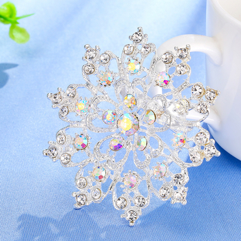 Ötvözetből készült rhinestone napraforgó kitűző koronás motívummal, uniszex