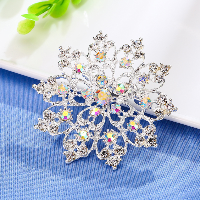 Ötvözetből készült rhinestone napraforgó kitűző koronás motívummal, uniszex