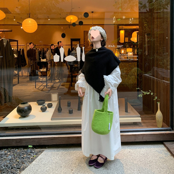 Πλεκτό τρίγωνο φουλάρι με φούντες - 100% μαλλί, τρίγωνο σχήμα, wrap στυλ, χειμερινή συλλογή 2025