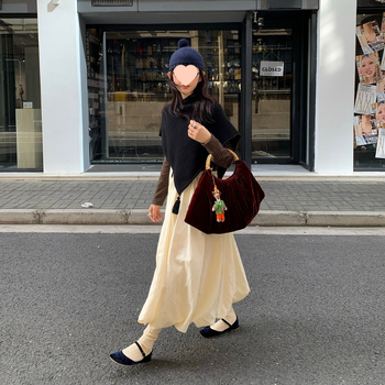 Πλεκτό τρίγωνο φουλάρι με φούντες - 100% μαλλί, τρίγωνο σχήμα, wrap στυλ, χειμερινή συλλογή 2025