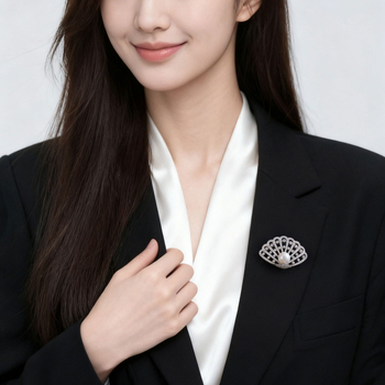 Kagyló alakú kitűző rézötvözetben mikro pavé cirkóniával és édesvízi gyönggyel, könnyed luxus stílusú női kiegészítő