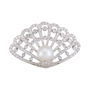 Kagyló alakú kitűző rézötvözetben mikro pavé cirkóniával és édesvízi gyönggyel, könnyed luxus stílusú női kiegészítő