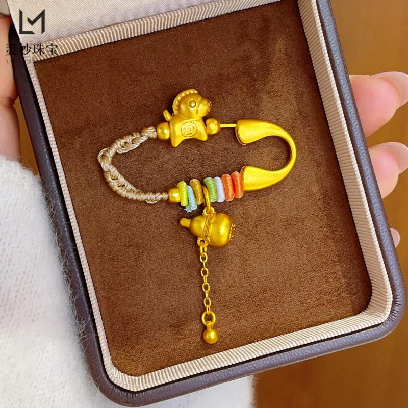 Kitűző: kézzel készített, fonott bojt motívummal és tök alakú motívummal, kettős használatú, friss és édes stílusú kiegészítő