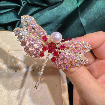 Női koreai stílusú bross; design rovar alakú; Anyag: mikro-bevonatú réz aranyozott; Befejezés: gyémánt