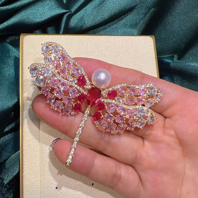 Női koreai stílusú bross; design rovar alakú; Anyag: mikro-bevonatú réz aranyozott; Befejezés: gyémánt