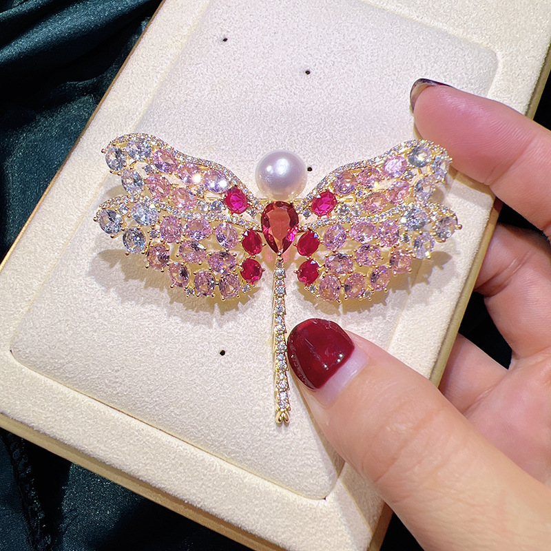 Női koreai stílusú bross; design rovar alakú; Anyag: mikro-bevonatú réz aranyozott; Befejezés: gyémánt