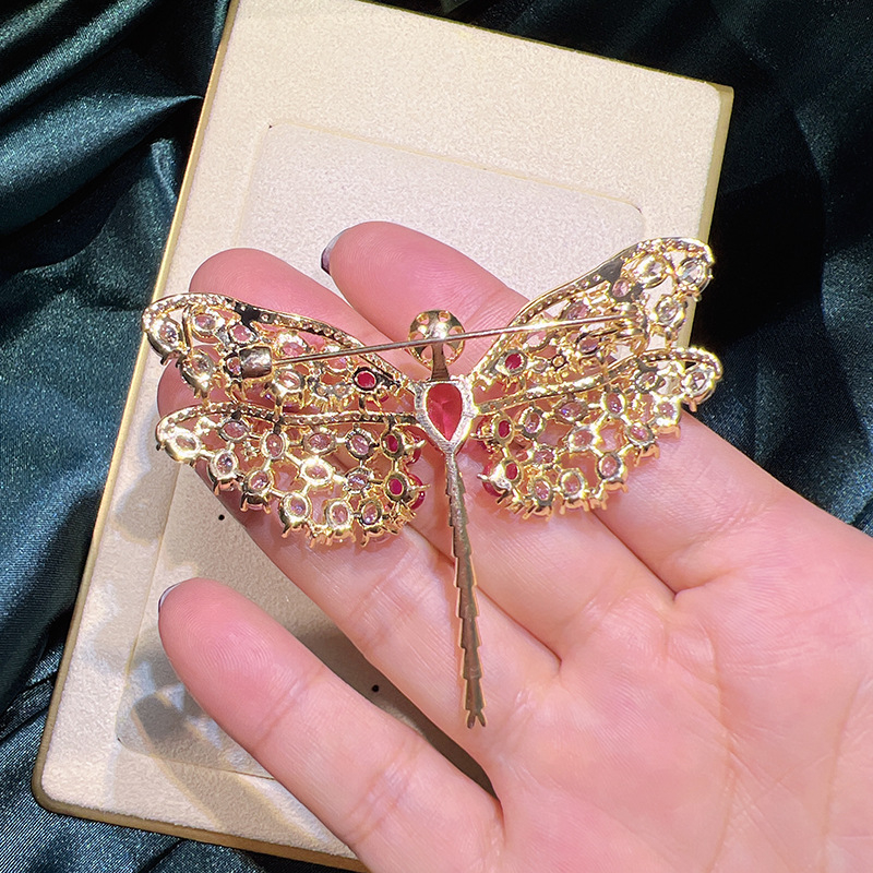 Női koreai stílusú bross; design rovar alakú; Anyag: mikro-bevonatú réz aranyozott; Befejezés: gyémánt