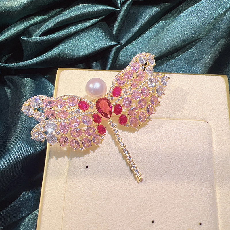 Női koreai stílusú bross; design rovar alakú; Anyag: mikro-bevonatú réz aranyozott; Befejezés: gyémánt