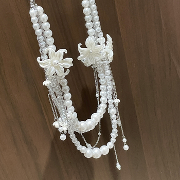 Virágos gyöngyös testlánc tollakkal – többsoros dizájn, kevert anyagok, felületkezelés: elektroplatizálás, kristályok koreai stílusban, nőies stílus