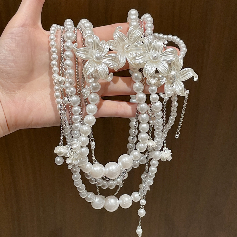 Virágos gyöngyös testlánc tollakkal – többsoros dizájn, kevert anyagok, felületkezelés: elektroplatizálás, kristályok koreai stílusban, nőies stílus