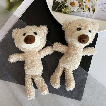 Broșă cu un personaj de desene animate în stil coreean – realizată manual din materiale mixte, accesoriu decorativ pentru genți și haine