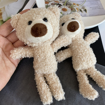 Broșă cu un personaj de desene animate în stil coreean – realizată manual din materiale mixte, accesoriu decorativ pentru genți și haine