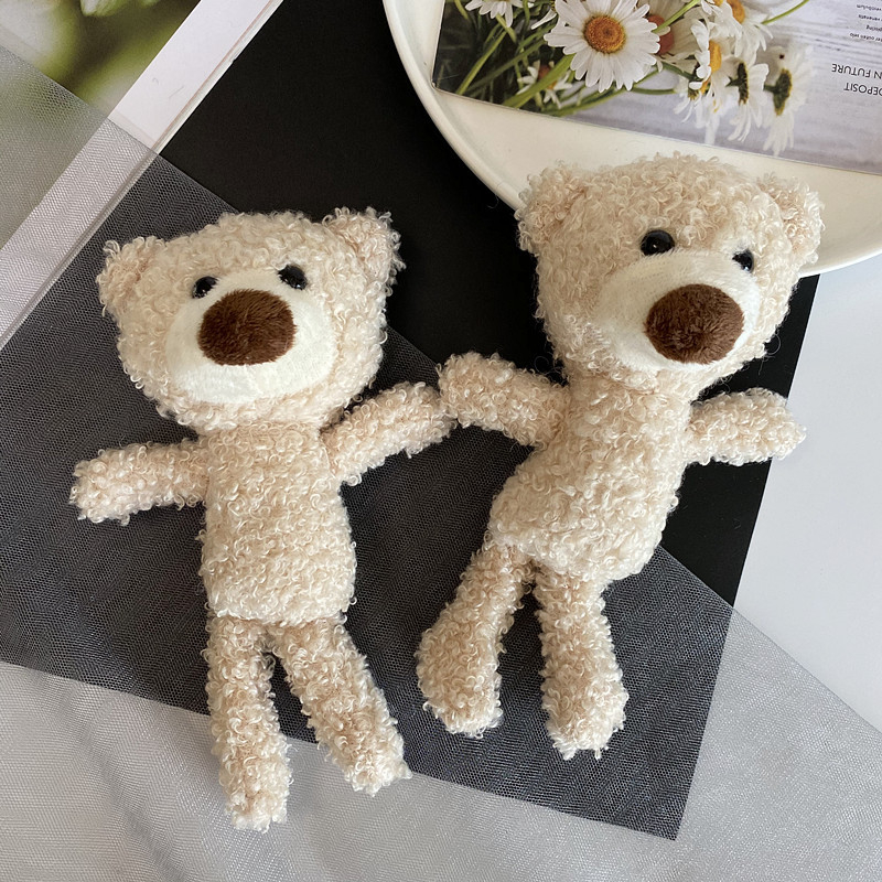 Broșă cu un personaj de desene animate în stil coreean – realizată manual din materiale mixte, accesoriu decorativ pentru genți și haine