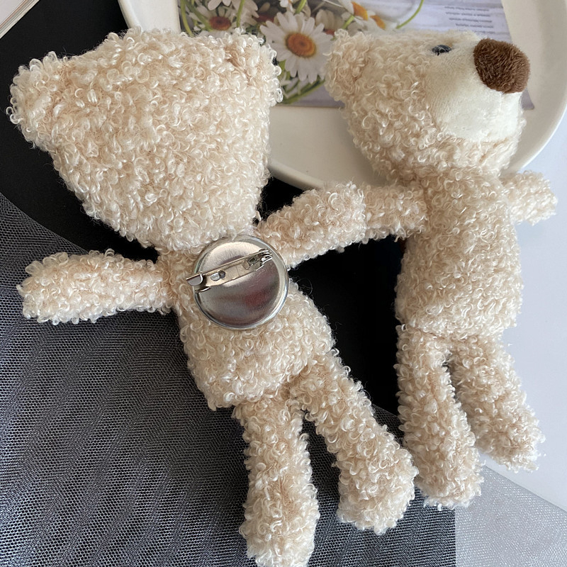 Broșă cu un personaj de desene animate în stil coreean – realizată manual din materiale mixte, accesoriu decorativ pentru genți și haine