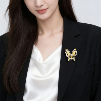 Broșă cu fluture tridimensional, aliaj de cupru, insertie zirconiu, sidef natural, finisaj electrogalvanic, accesorii feminine